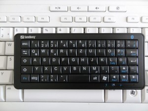 Das Bluetooth-Mini Keyboard im Vergleich zu einer herkömmlichen Computertastatur