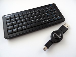 Das Sandberg Pocket Bluetooth Keyboard inklusive USB-Ladekabel